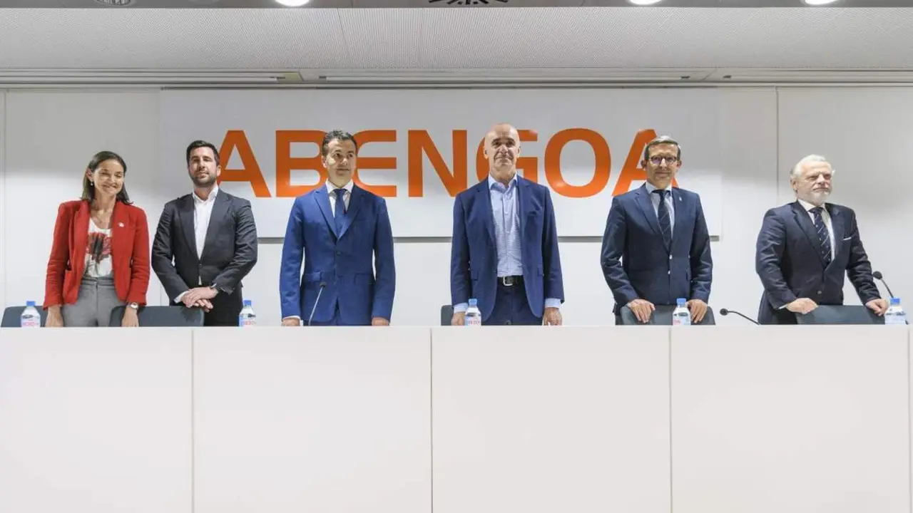 Los diferentes representantes pol&iacute;ticos y el presidente de Cox Energy. - Cedida