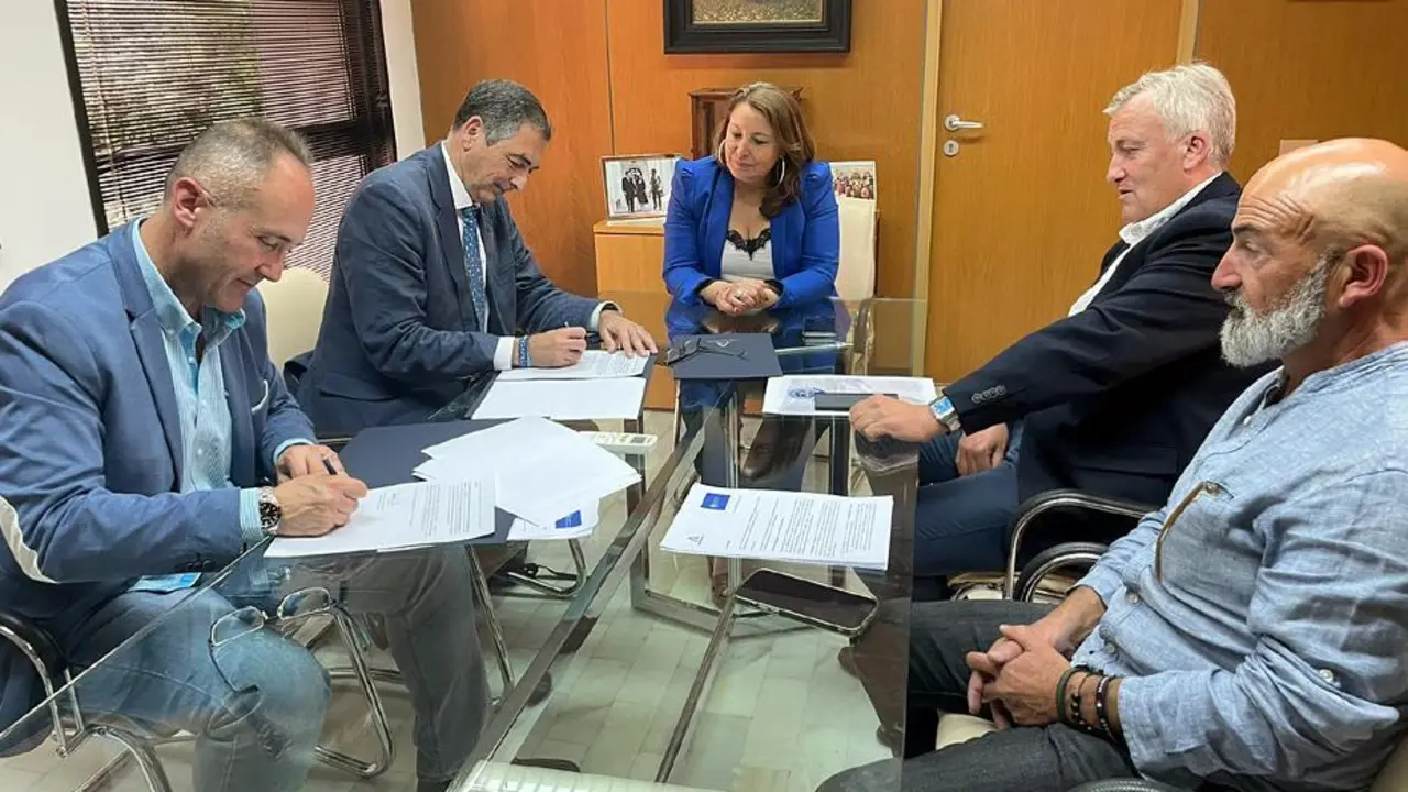 La consejera de Agricultura, Carmen Crespo y los regantes de la Costa. - 