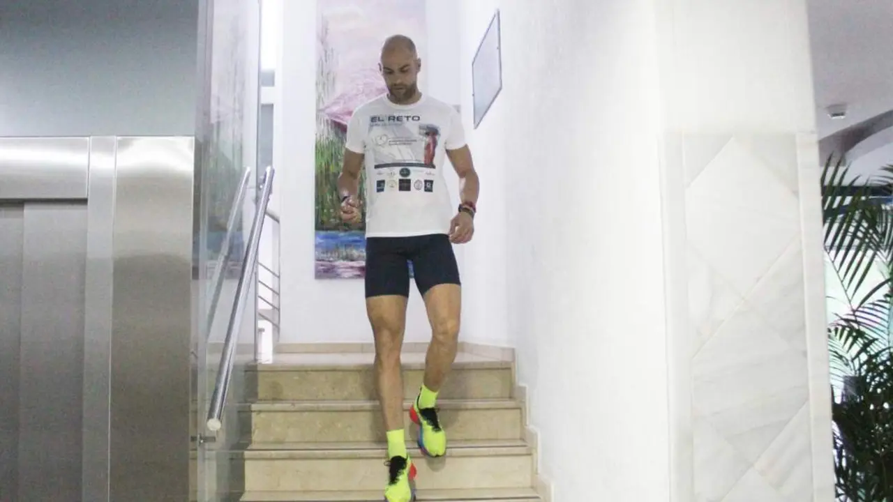Abel Mansilla durante su primera hora subiendo y bajando escaleras - Ra&uacute;l J. Bustillos