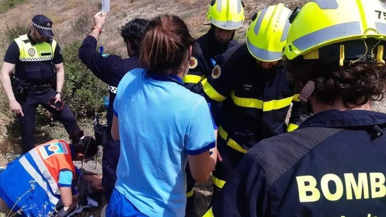 Bomberos rescat&oacute; a la mujer que se precipit&oacute; desde la muralla. - VIVA
