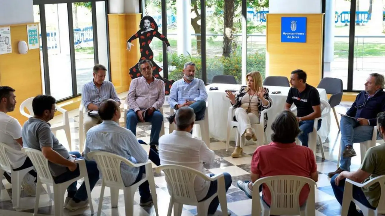 La alcaldesa, Mamen S&aacute;nchez, con el sector hostelero. - VIVA