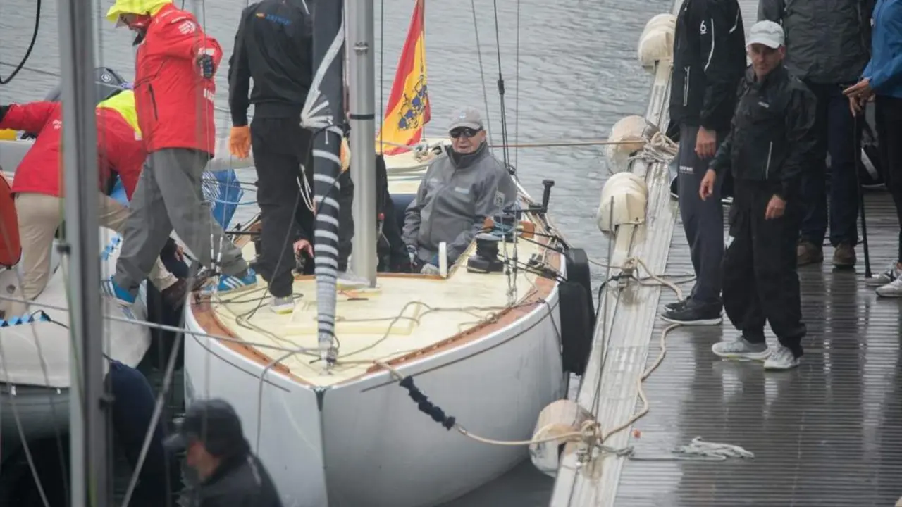 El Rey Juan Carlos a su llegada a puerto en el 'El Brib&oacute;n'. - ep