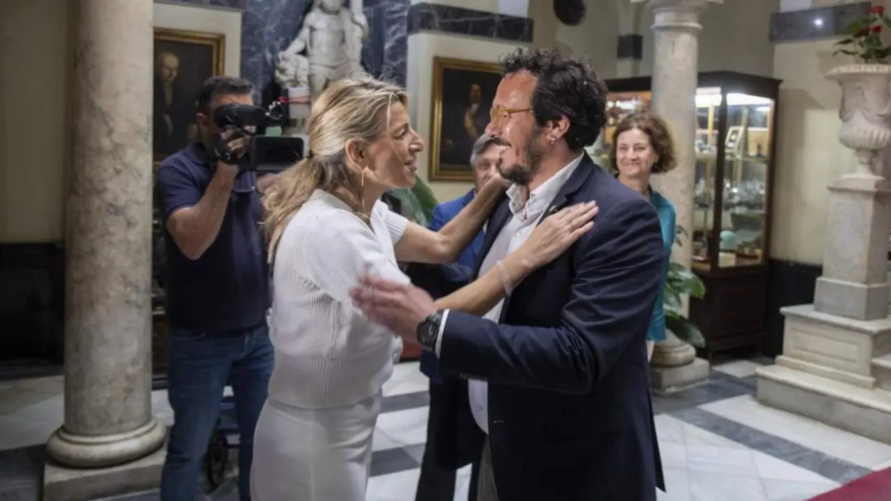 Yolanda D&iacute;az, con Kichi, en el Ayuntamiento de C&aacute;diz. - EFE/Rom&aacute;n R&iacute;os.