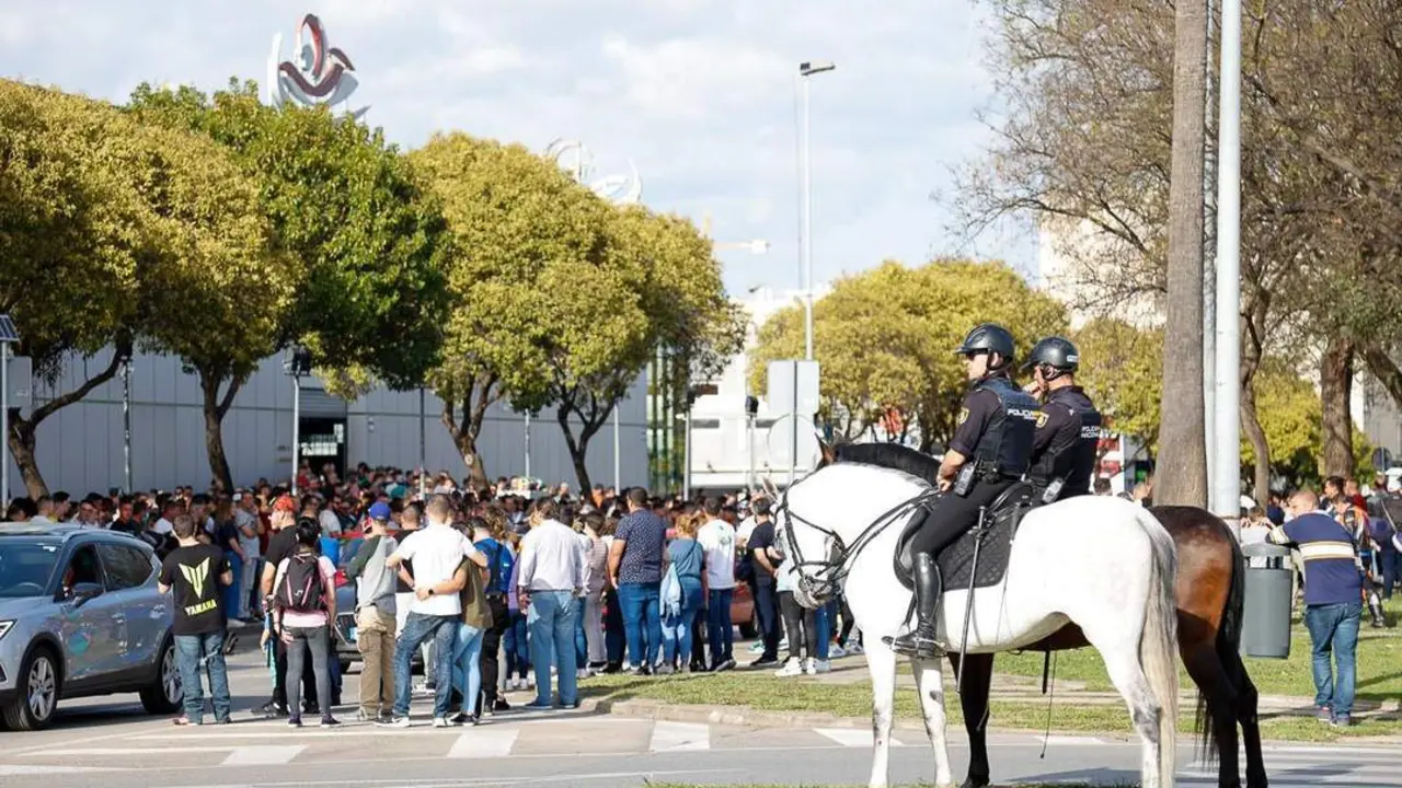 Dos agentes a caballo en la Avenida de Europa - Cristo Garc&iacute;a