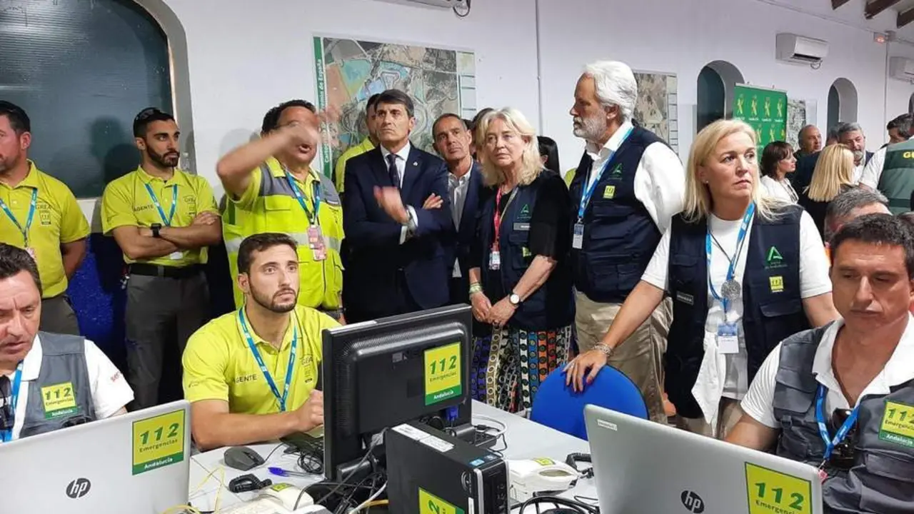 Las autoridades en la visita al puesto de mando - Junta