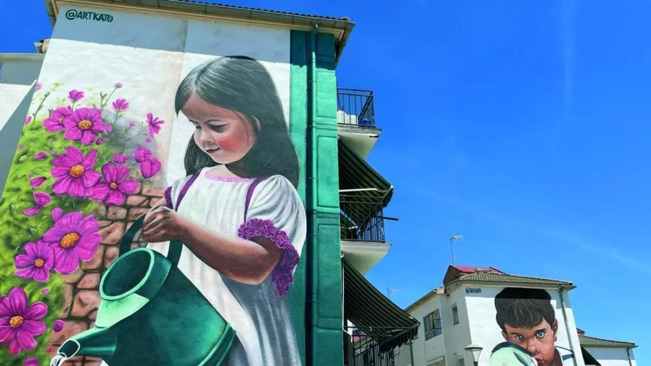 Los murales est&aacute;n protagonizados por ni&ntilde;os entre motivos florales.  - M.Q.