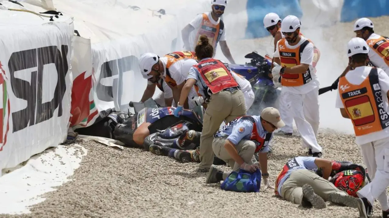 Uno de los pilotos de Moto GP fue trasladado tras una ca&iacute;da - Cristo Garc&iacute;a