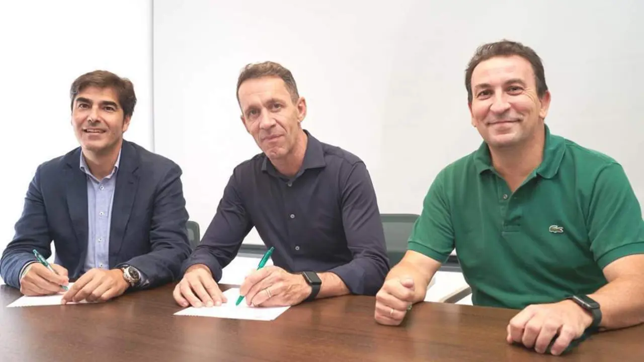 &Aacute;ngel Haro, Ram&oacute;n Planes y L&oacute;pez Catal&aacute;n durante la firma del nuevo di - rbb