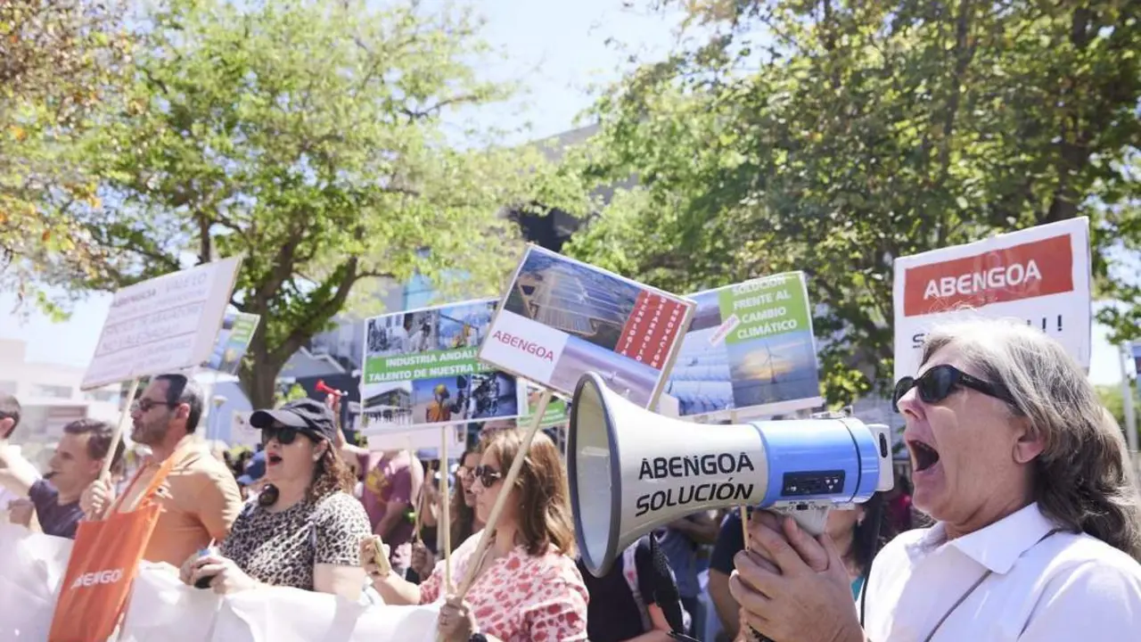 Una se&ntilde;ora con un meg&aacute;fono durante la concentraci&oacute;n de trabajadores. - Europa Press