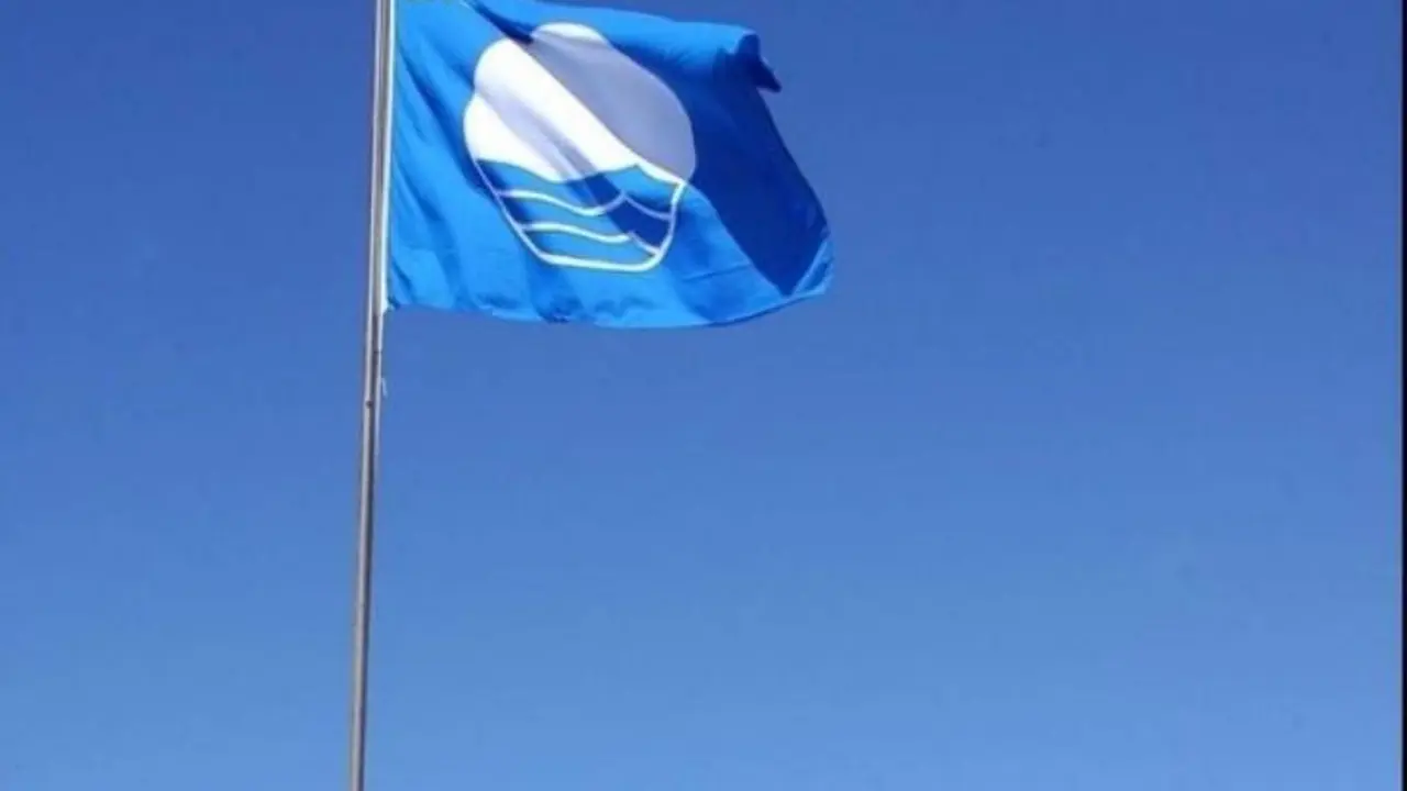 Una bandera azul ondea en la playa - RTV Municipal de Chipiona