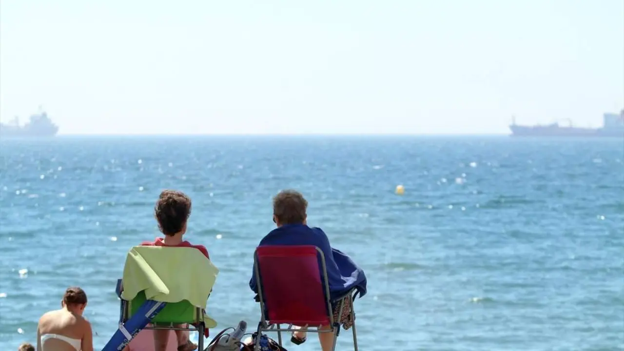 Ba&ntilde;istas y turistas disfrutan de un d&iacute;a en la playa de La Malagueta. - &Aacute;lex Zea - Europa Press 