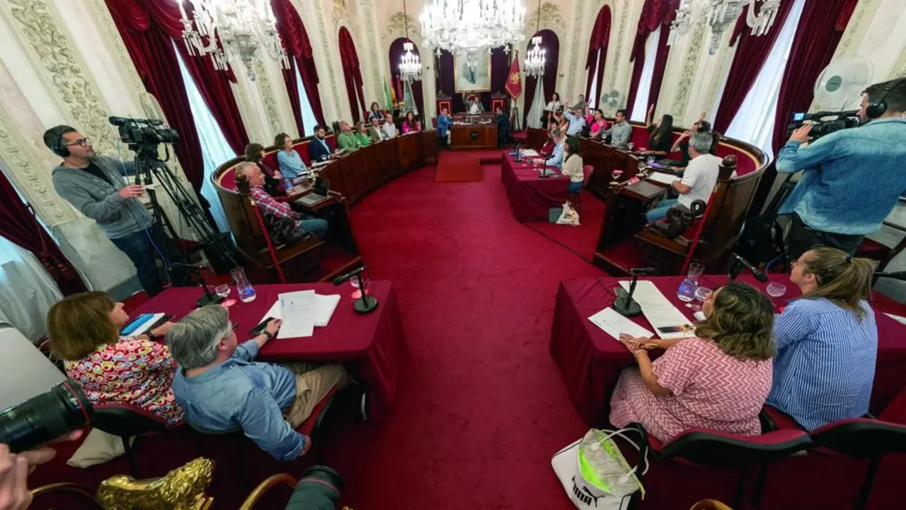 Pleno extraordinario que ha aprobado el nuevo acuerdo regulador. - VIVA