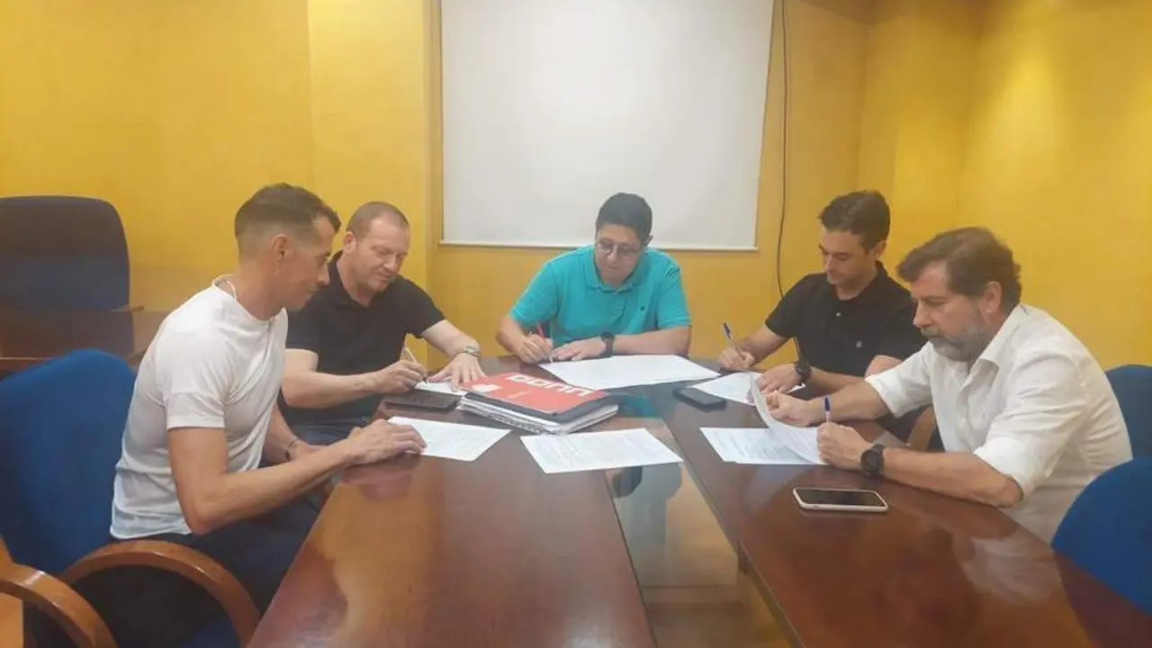 Firma del nuevo convenio. - VIVA Ja&eacute;n