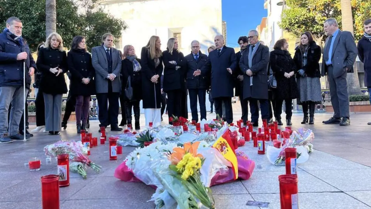 La corporaci&oacute;n municipal rinde homenaje a Diego Valencia, el pasado 2023. - A. Bernal