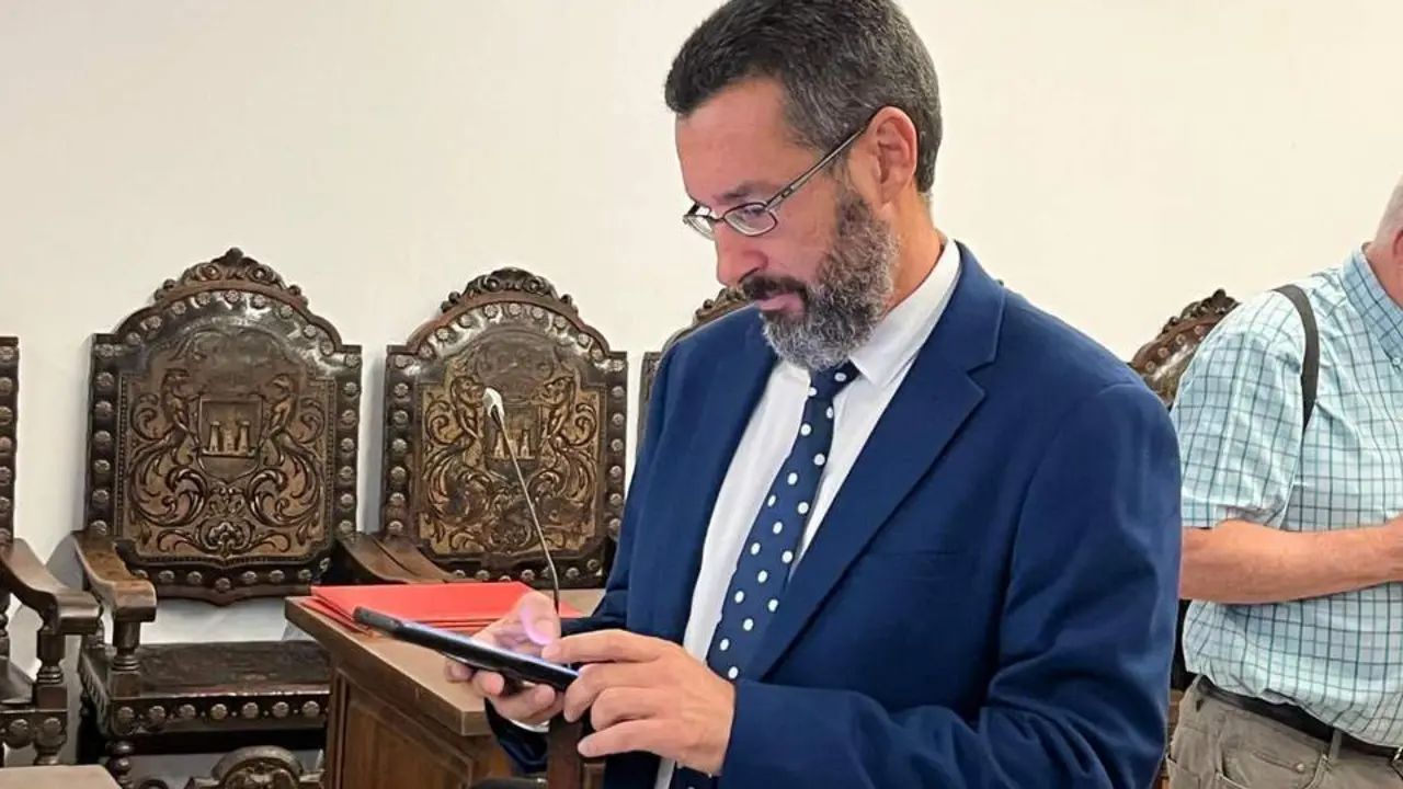 Incluso el alcalde de La L&iacute;nea, Juan Franco, debe cuidar cervicales. - A.B.
