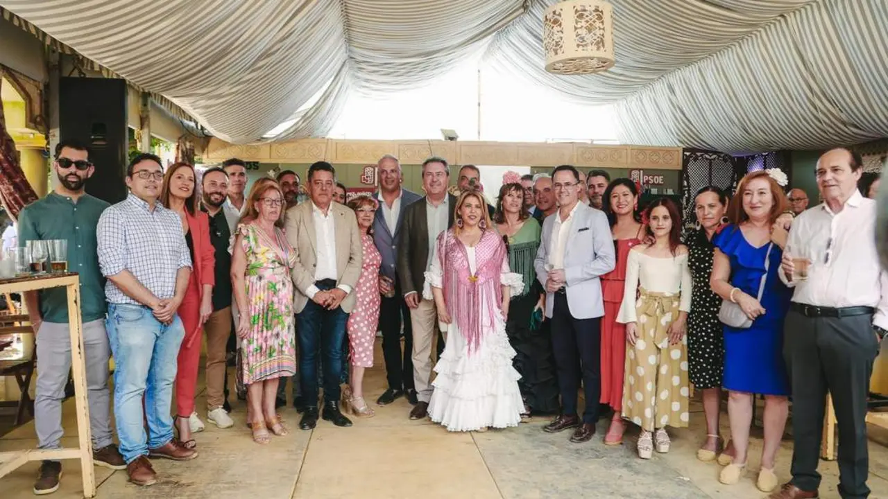 Mamen S&aacute;nchez y Juan Espadas en el encuentro con la prensa en la feria - Cristo Garc&iacute;a