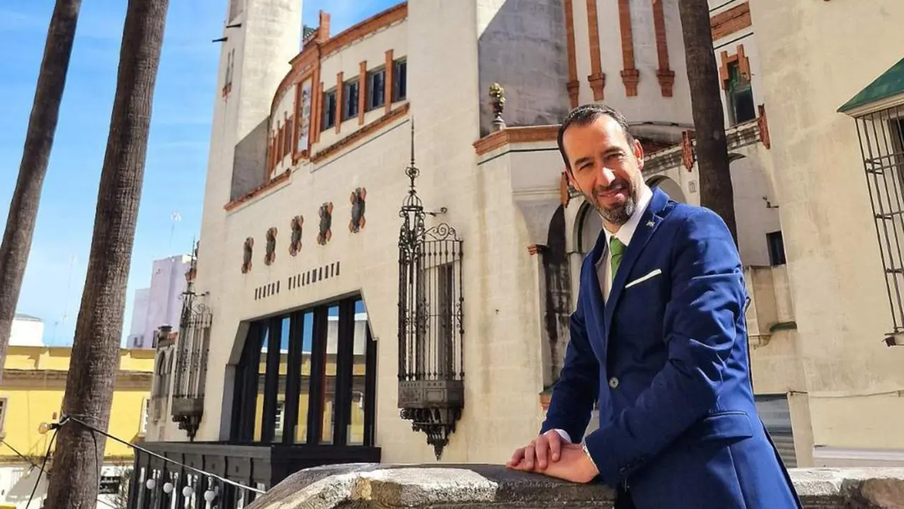 Santiago Casal ante el Teatro Villamarta - Axs&iacute;