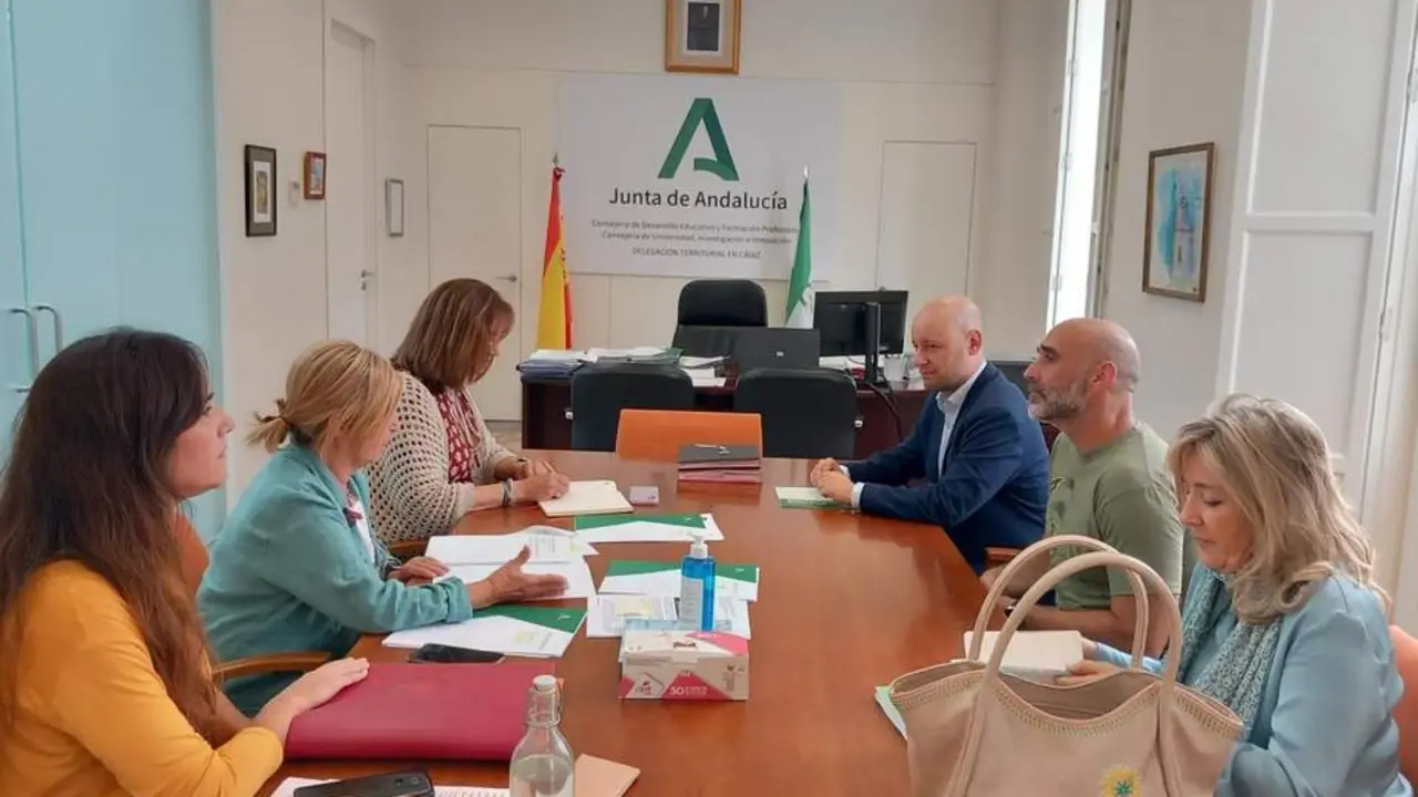La delegada territorial de Desarrollo Educativo con la direcci&oacute;n. - Viva