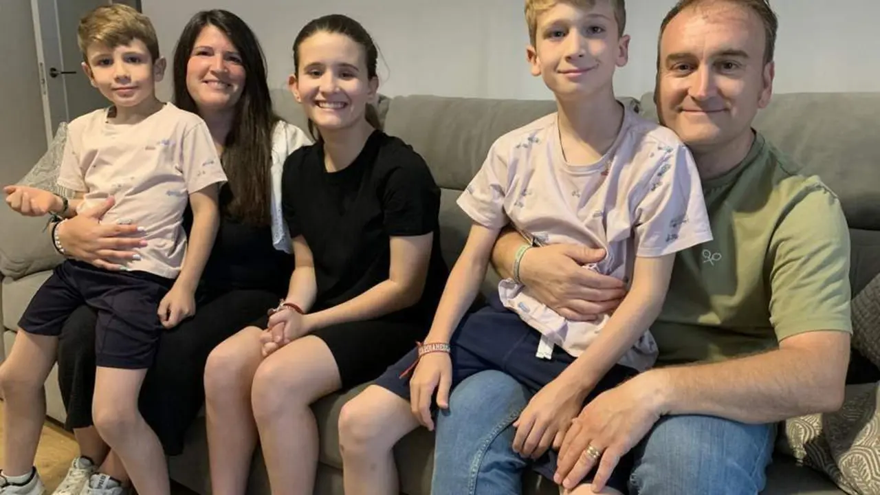 Marian Vaya y Jos&eacute; Antonio Mesa posan con sus hijos. - EFE