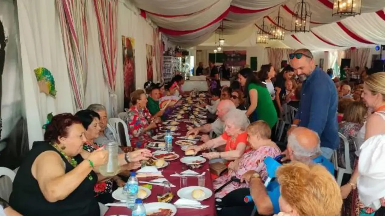 Almuerzo de mayores en la Feria de Los Barrios. - AI