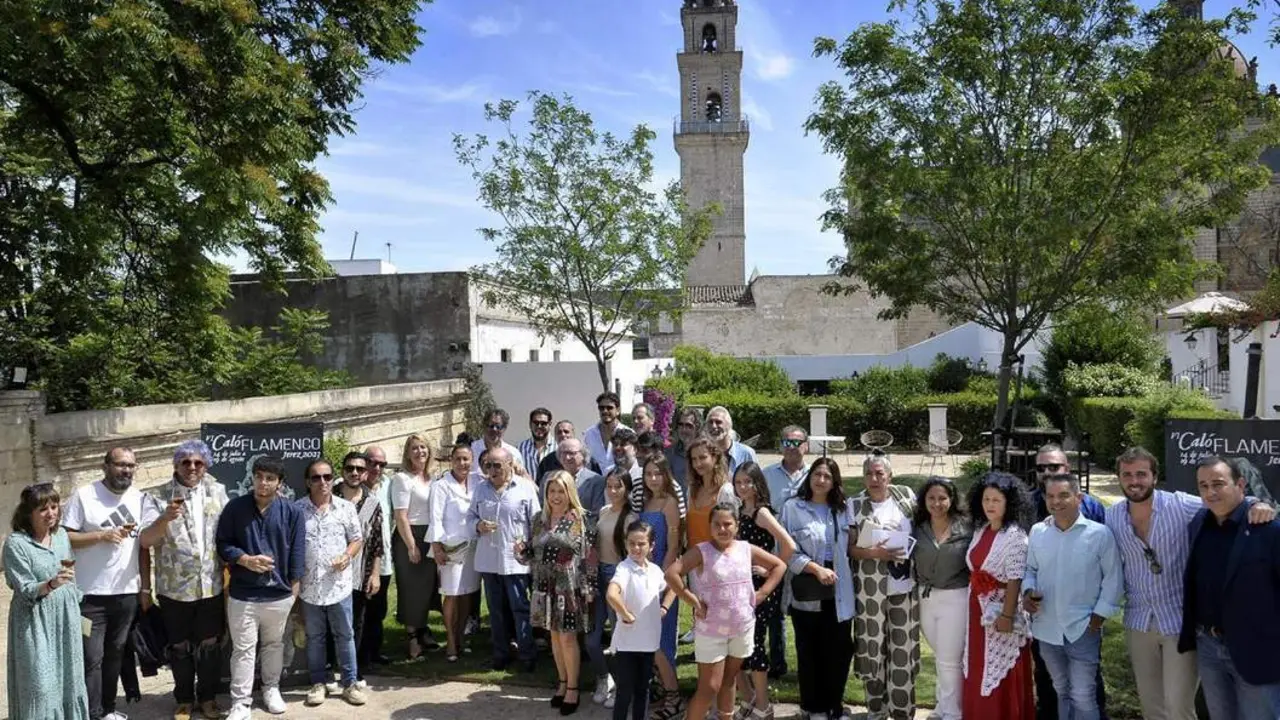 La alcaldesa, rodeada de algunos de los artistas del ciclo flamenco - jerez.es