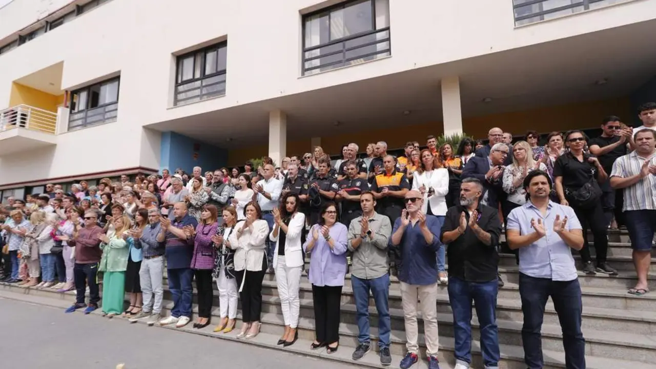 Concentraci&oacute;n a las puertas del Ayuntamiento. - Jorge Zapata/EFE