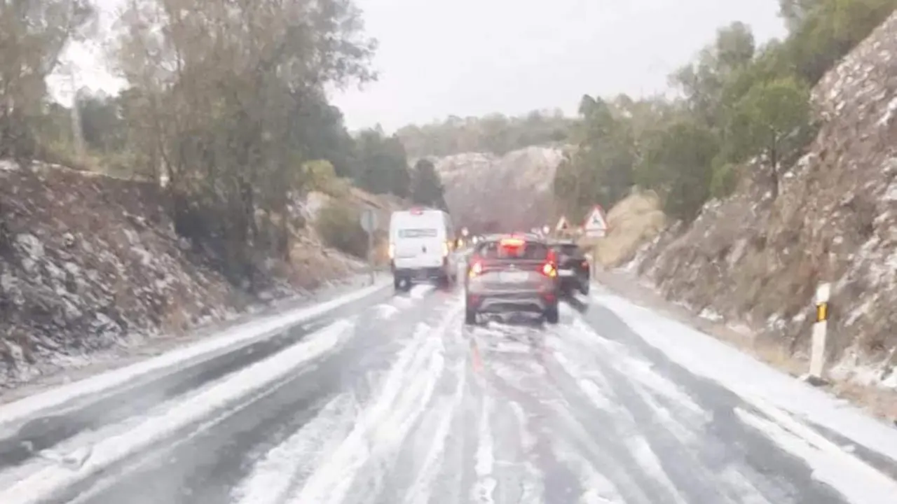 Granizada en una carretera de la Cuenca Minera. - VH