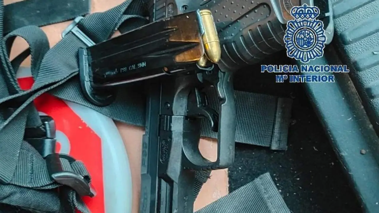 Pistola intervenida en un control policial - POLIC&Iacute;A NACIONAL