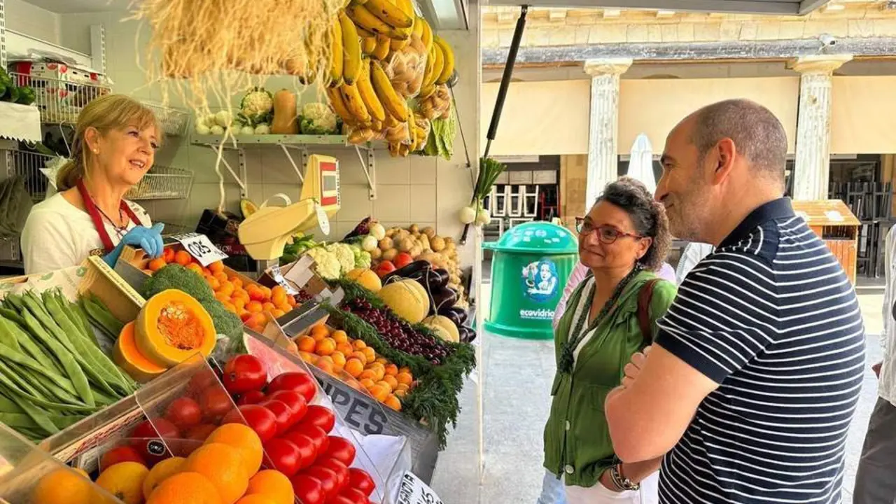La candidata de Podemos, Marina Liberato, en el mercado. - VIVA