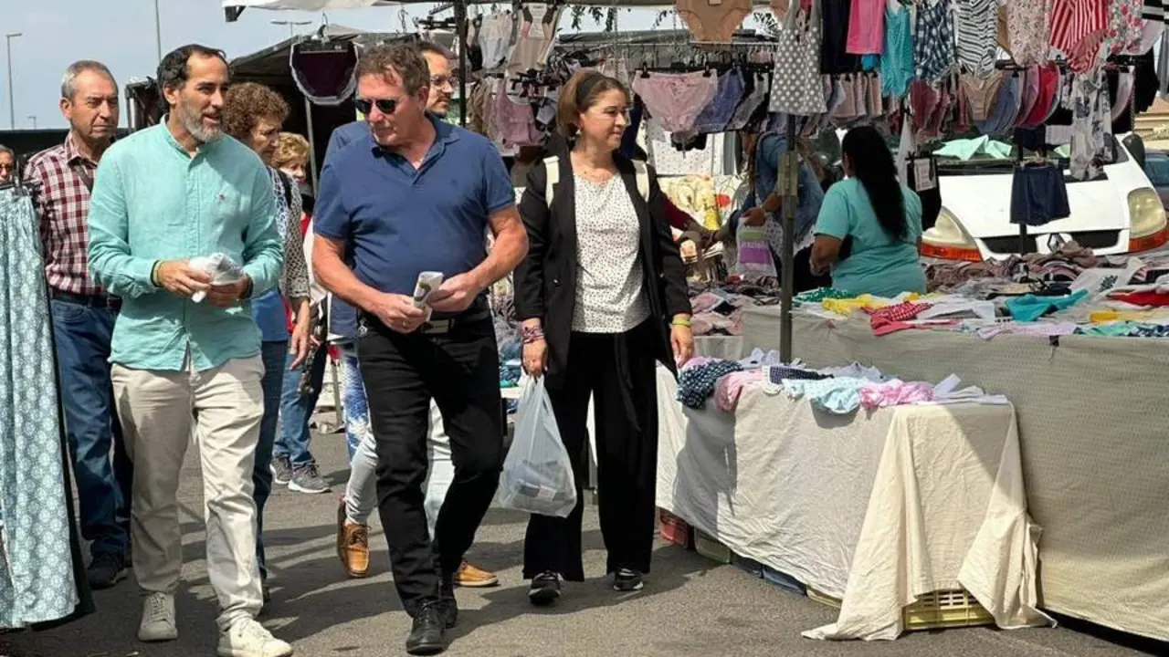Miembros de Hacemos C&oacute;rdoba en un mercadillo. - Hacemos C&oacute;rdoba