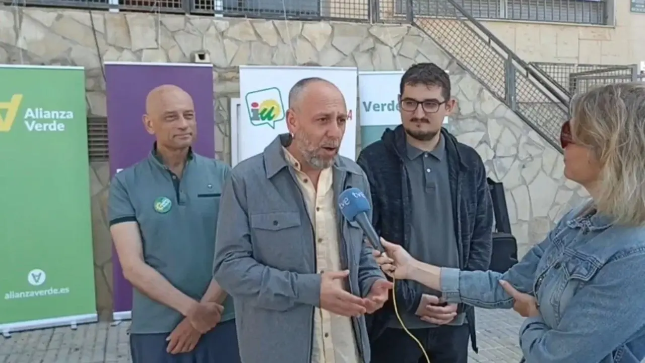Ernesto Alba atiende a la prensa en Almer&iacute;a. - PCA