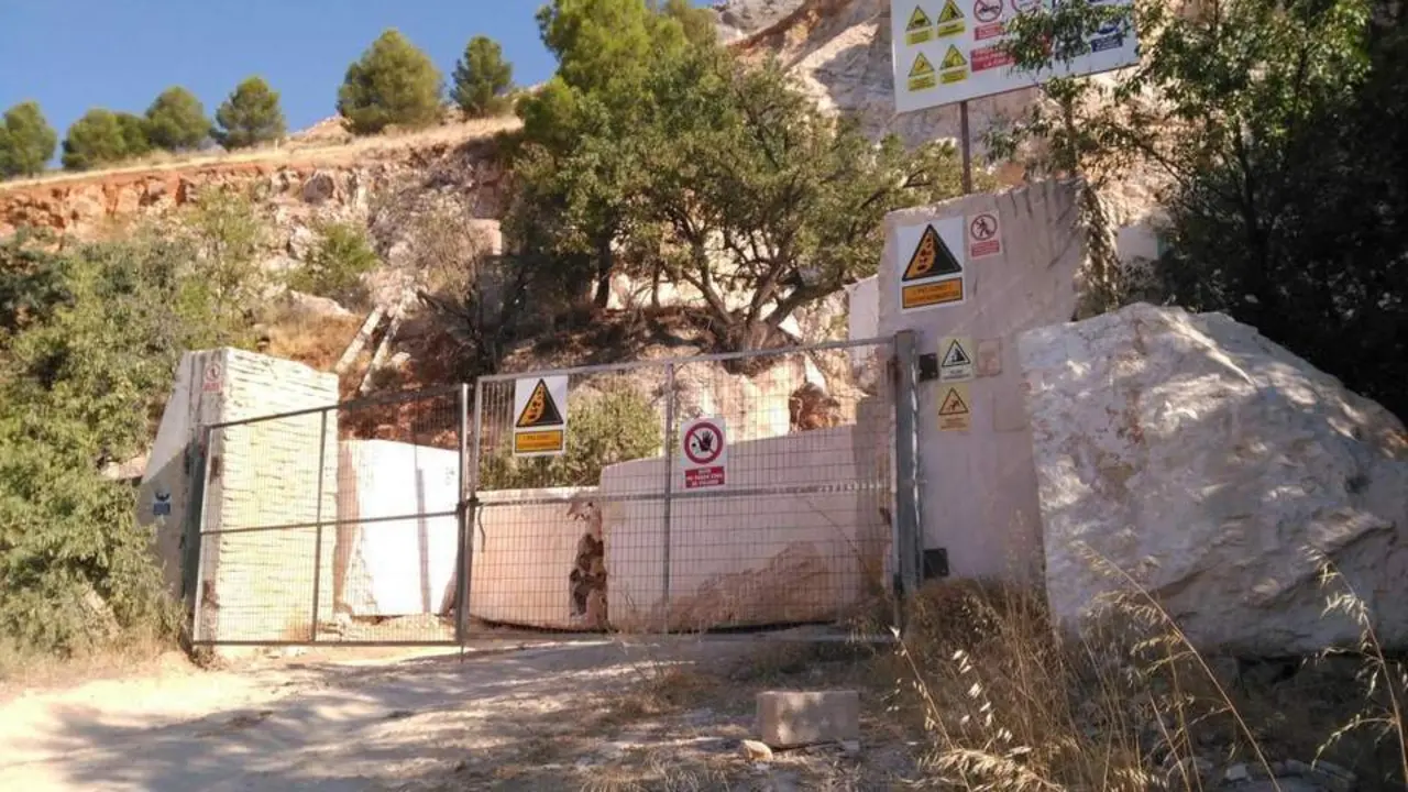 Acceso a la cantera de la Fuente de la Pe&ntilde;a. - Viva Ja&eacute;n