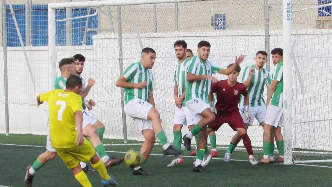 El Atl&eacute;tico Sanluque&ntilde;o se defiende con u&ntilde;as y dientes en esta acci&oacute;n   - Ra&uacute;l. Bustillos