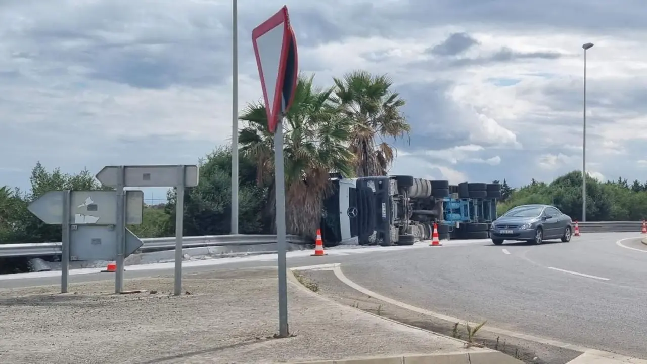 El cami&oacute;n, volcado en la rotonda. - AI
