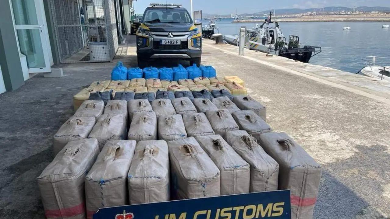 Fardos incautados en Gibraltar. - AI
