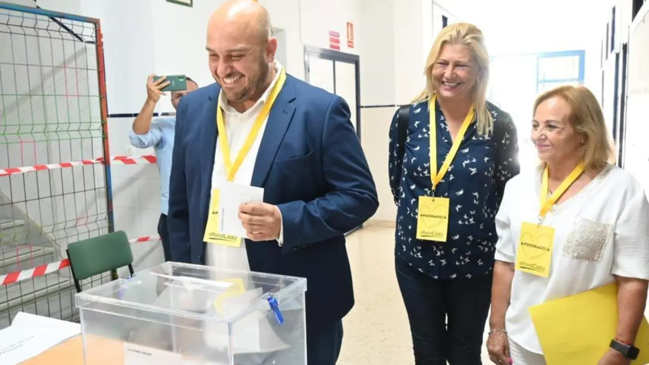 Belgrano, candidato de Ahora C&aacute;diz, vota en el IES San Severiano. - VIVA