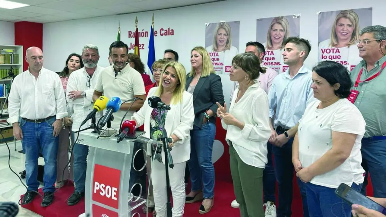 Mamen S&aacute;nchez durante su comparecencia rodeada de su candidatura. - 7 TV