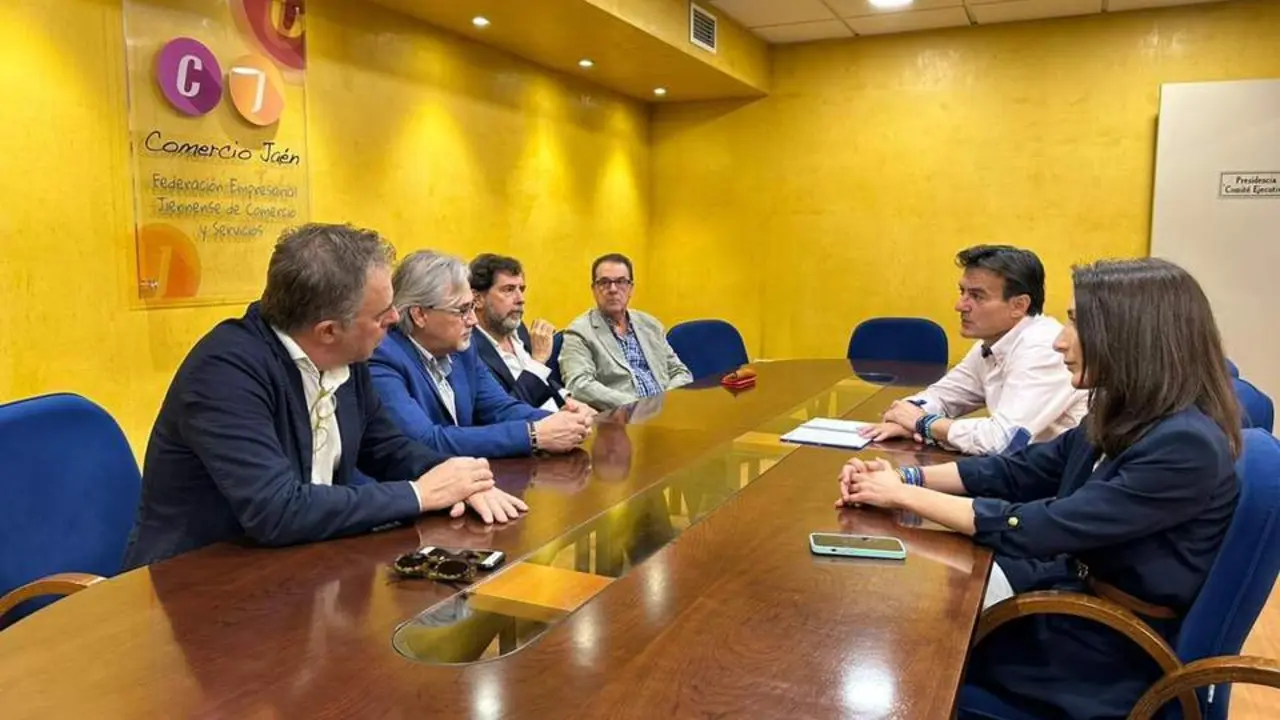 Reuni&oacute;n de Agust&iacute;n Gonz&aacute;lez y M&oacute;nica Moreno con Comercio Ja&eacute;n. - VIVA Ja&eacute;n