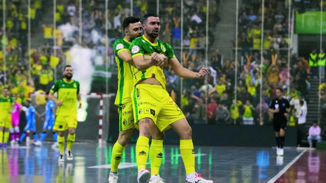 C&eacute;sar levanta a Chino en la celebraci&oacute;n de uno de los goles de la Copa - Viva Ja&eacute;n