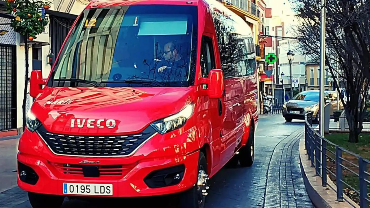 Uno de los autobuses que circulan por Puente Genil a diario.  - 
