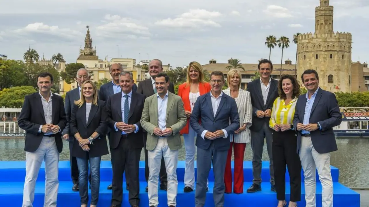 Pelayo en la foto de familia de alcaldes con Moreno y Feij&oacute;o - Efe
