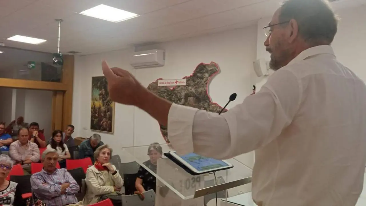 Felipe L&oacute;pez, durante la asamblea extraordinaria celebrada este martes - PSOE Alcal&aacute;. 