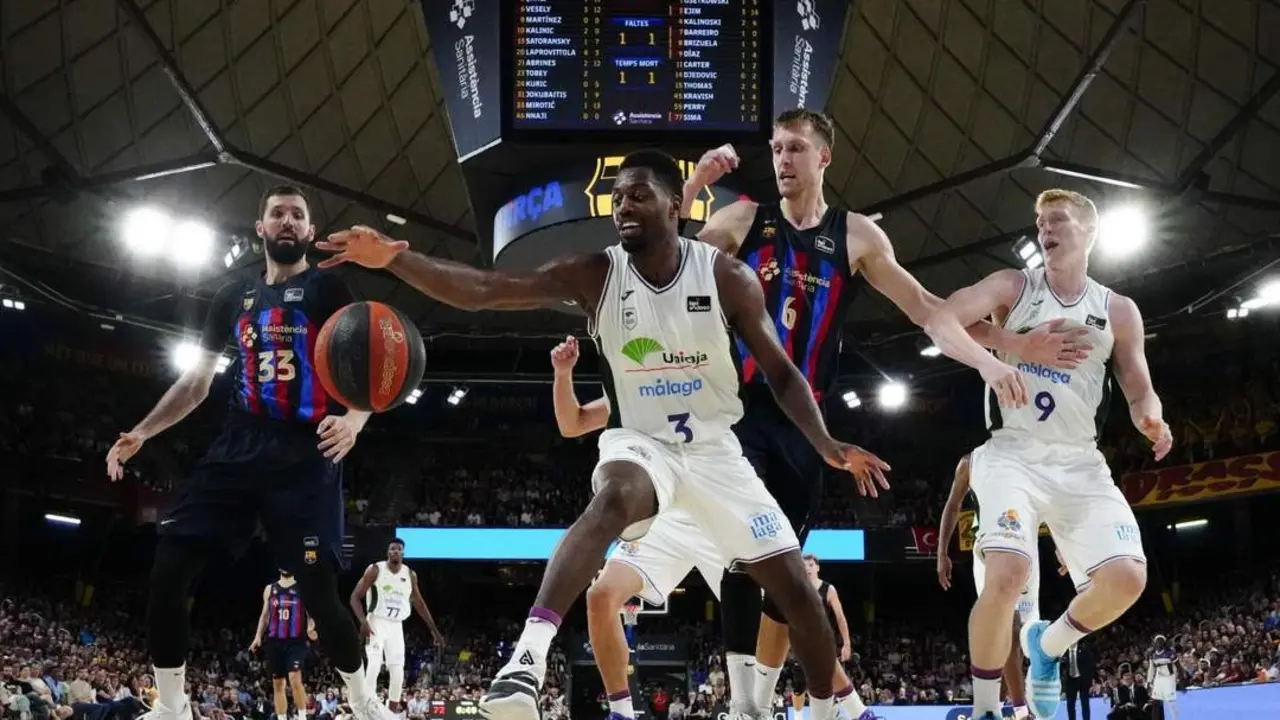 Melvin Ejim intenta controlar la bola durante el partido. - EFE/ Enric Fontcuberta