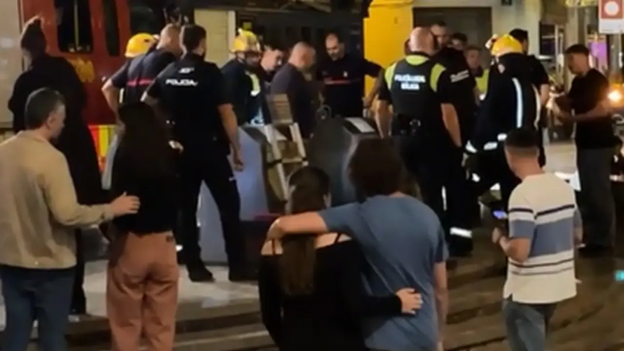 Los bomberos rescatan a un turista ca&iacute;do en un contenedor subterr&aacute;neo del centro de M&aacute;laga