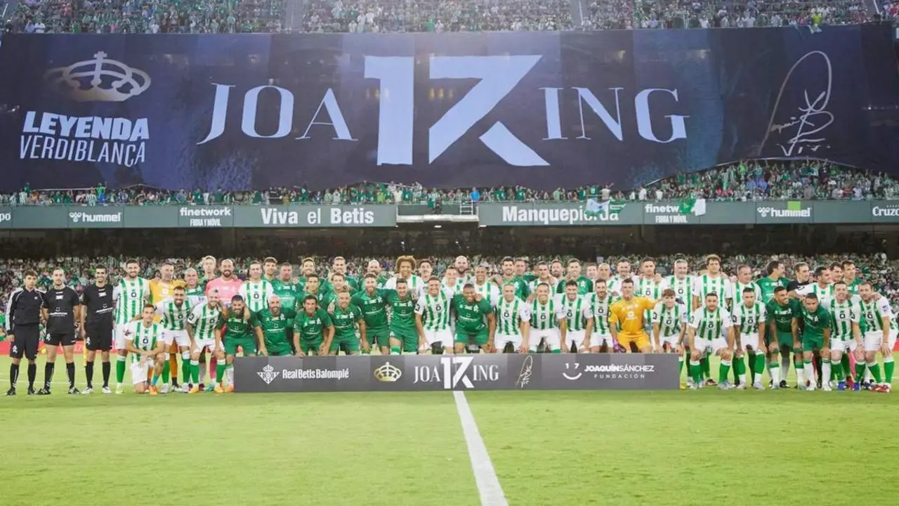 Nolito -el cuarto por la izquierda por abajo- antes del partido - RBB