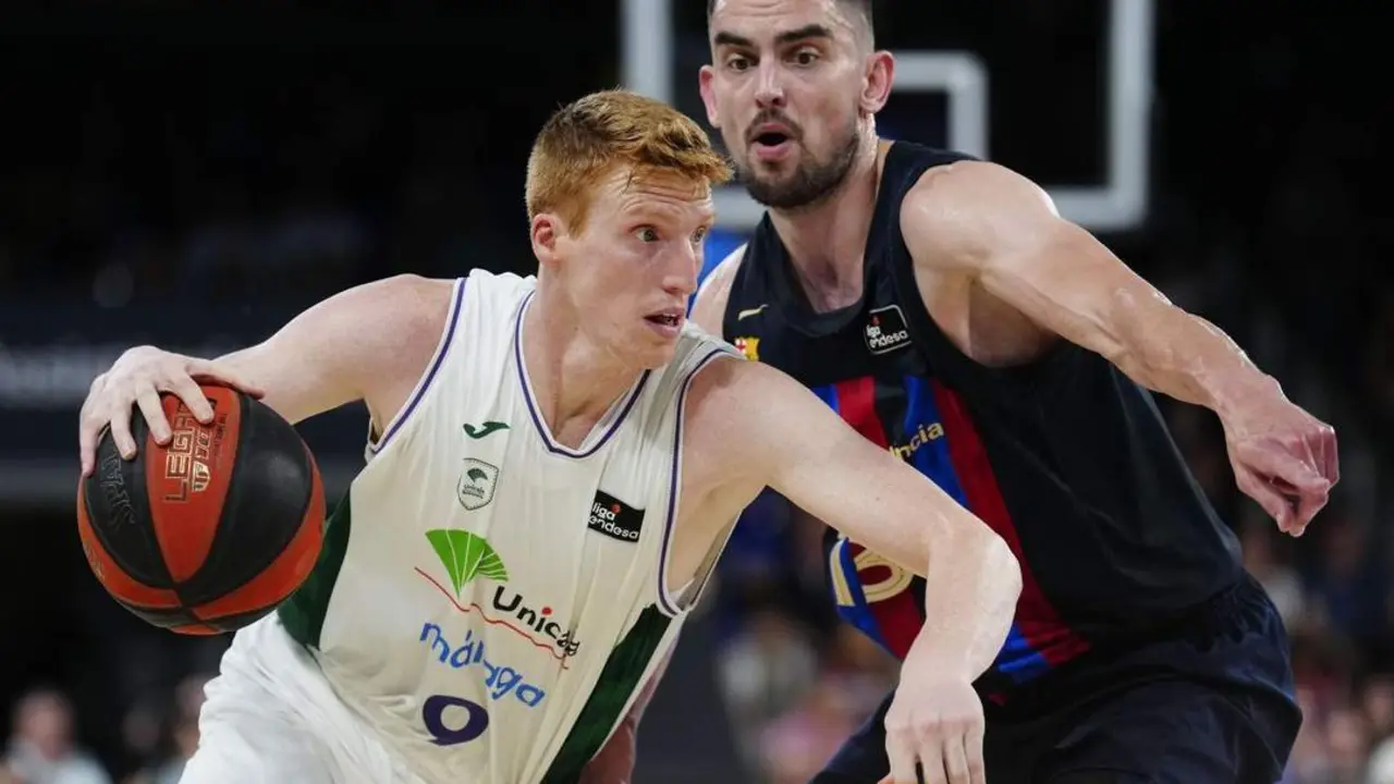 Alberto Diaz (i) Tomas Satoransky. - EFE/ Enric Fontcuberta