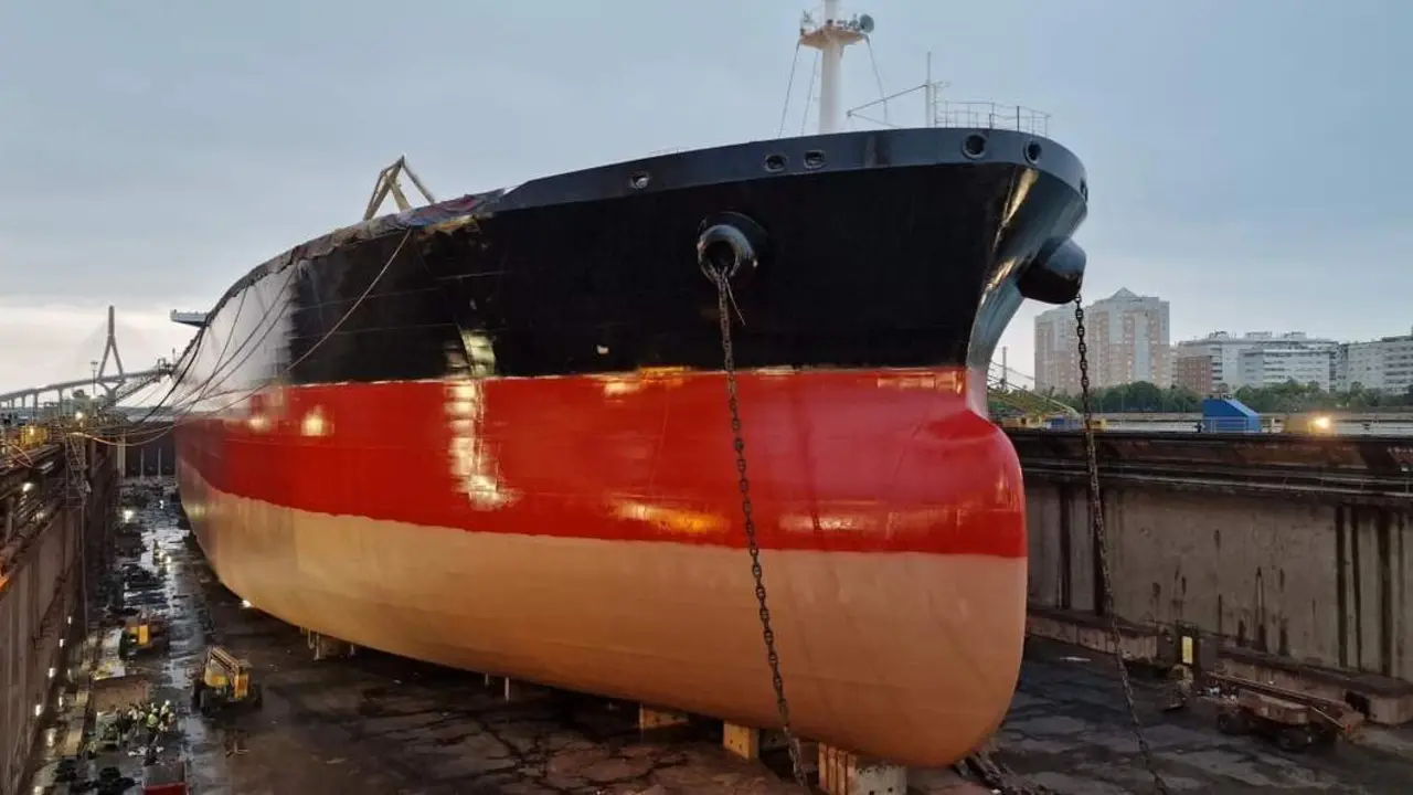 Un buque en dique del astillero de Navantia en C&aacute;diz. - E. P.