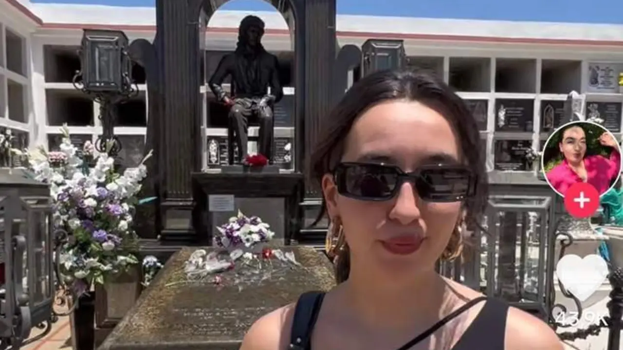 Ariane Hoyos en la Tumba de Camar&oacute;n de La Isla. - A.I.