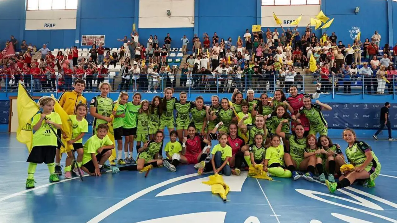 Imagen del Atl&eacute;tico Torcal celebrando el ascenso a Primera - ATL&Eacute;TICO TORCAL