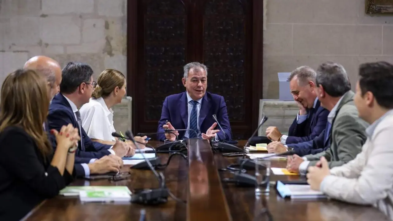 Sanz con la primera Junta de Gobierno. - Ayto